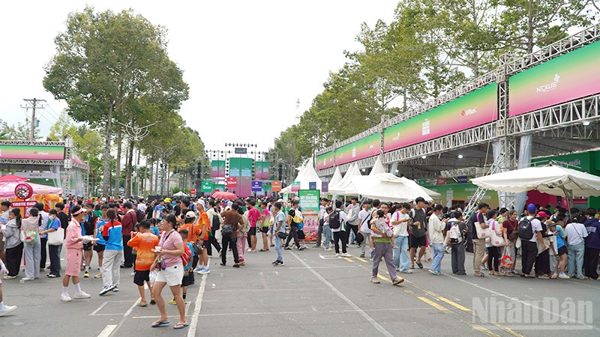 Đất sen hồng rộn ràng ngày hội Marathon