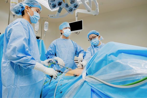 Đau bụng lầm tưởng rối loạn tiêu hóa, cô gái 23 tuổi phát hiện xoắn buồng trứng