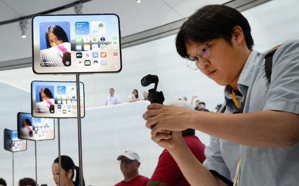 Đầu cơ gom sạch iPhone Duo, đẩy giá bán lại lên 5.000 USD?