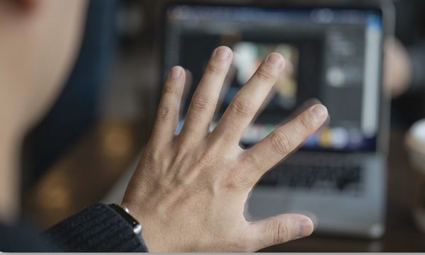Dấu hiệu cảnh báo thoái hóa điểm vàng tuổi già