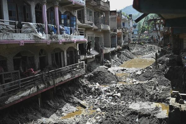 Dấu hiệu lạ trước khi khối băng bằng 28 sân bóng đá gây lũ quét ở Nepal