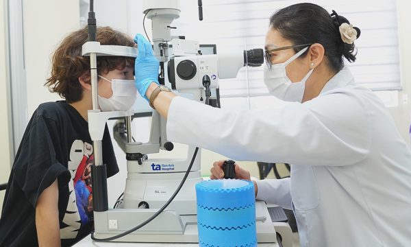 Dấu hiệu trẻ nên kiểm tra mắt trước năm học mới