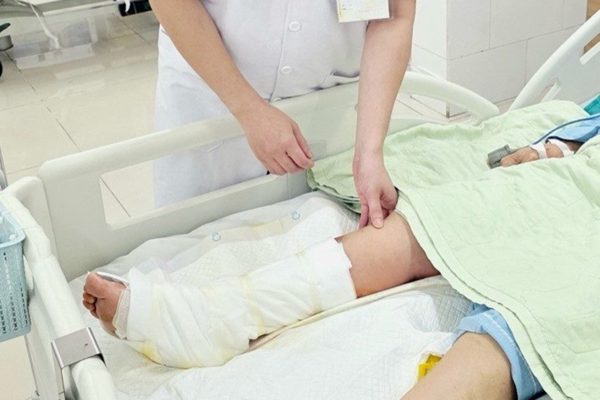 Đau nhói khi xỏ dép đi chợ, người phụ nữ đắp lá ớt rồi nhập viện vì chân hoại tử