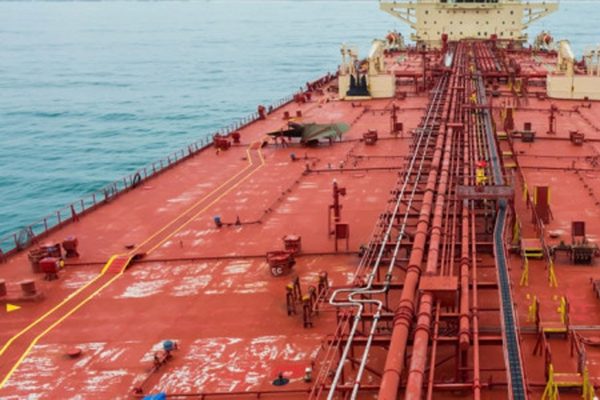 Dầu thô qua Hormuz phục hồi, vì sao giá xăng dầu vẫn cao?