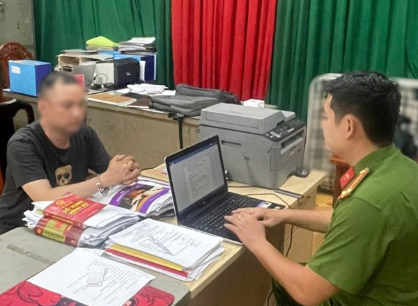 Đầu thú sau khi tạt sơn vào nhà dân lúc rạng sáng