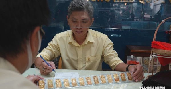 Đầu tư vào vàng hay gửi tiết kiệm?