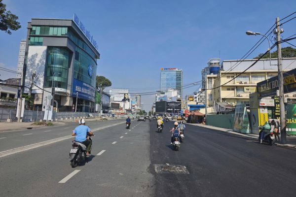 Đầu tuần khác lạ khi đường trung tâm TPHCM được điều chỉnh để xây metro