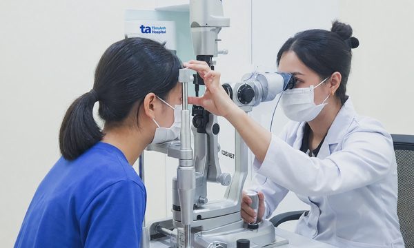 Dây cáp trên đường bất ngờ rơi quẹt mắt bé gái gây rách võng mạc