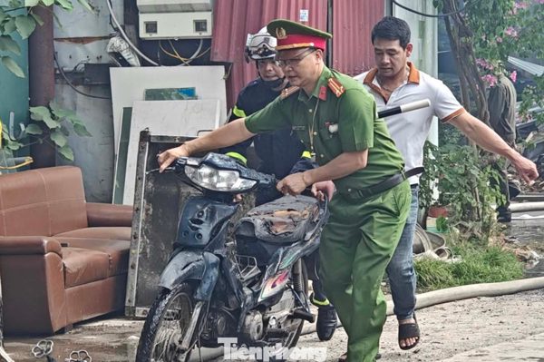 Dãy nhà trọ ở Phùng Khoang bốc cháy dữ dội