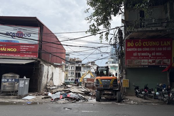 Dãy nhà xen kẹt ở Vành đai 1: Người dân Hà Nội bàn giao mặt bằng, bắt đầu phá dỡ