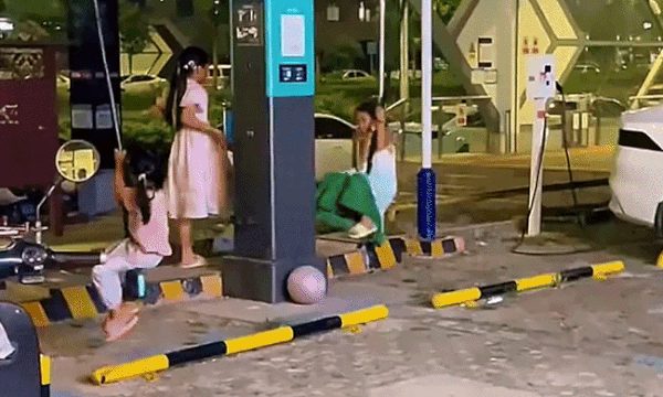 Dây sạc xe điện bị đám trẻ dùng làm xích đu