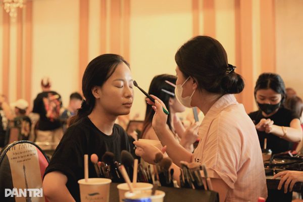 Dậy từ 2h sáng kiếm 4 triệu ngày, nhờ trang điểm cho fan nữ "đu" BINGBANG