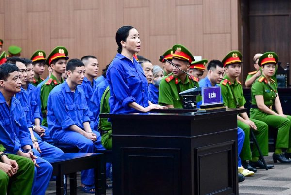 Để 2,5 tỷ đồng trong thùng hoa quả mang đi 'chạy' giám định tâm thần