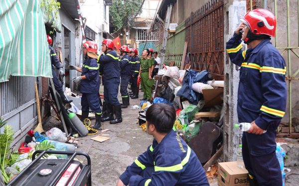 Để đồ đạc quá nhiều khiến gác lửng bị sập, 3 người bị mắc kẹt trong nhà ở phường Phú Nhuận