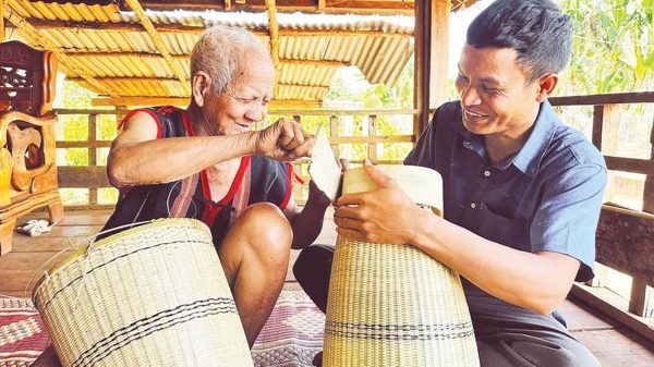 Để làng kể câu chuyện của làng