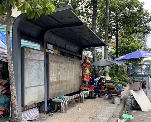 Đề nghị công an xử lý hành vi vẽ bậy tại các nhà chờ xe buýt