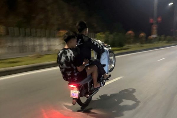 Đề nghị truy tố 13 bị can sau màn chạy xe bốc đầu ở Quảng Ninh
