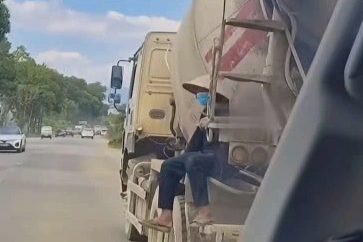 Để người ngồi vắt vẻo trên xe trộn bê tông, tài xế bị phạt nặng