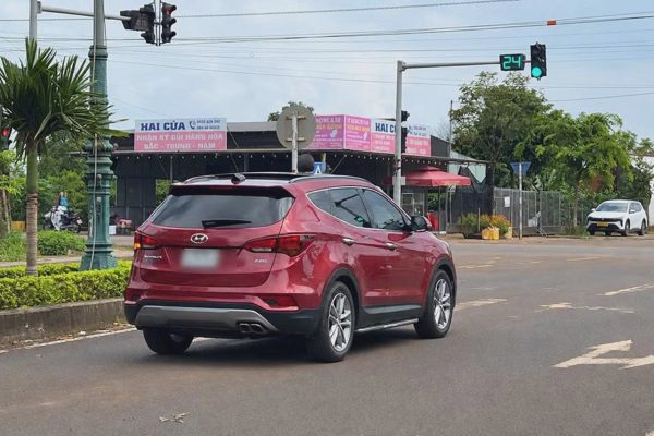 Để trẻ thò đầu qua cửa sổ trời, tài xế bị phạt gần 6 triệu đồng