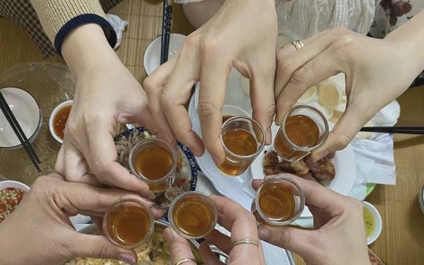 Đề xuất bỏ giấy phép kinh doanh rượu: Có kiểm soát được rượu bán ở tiệm tạp hóa, quán nhậu?