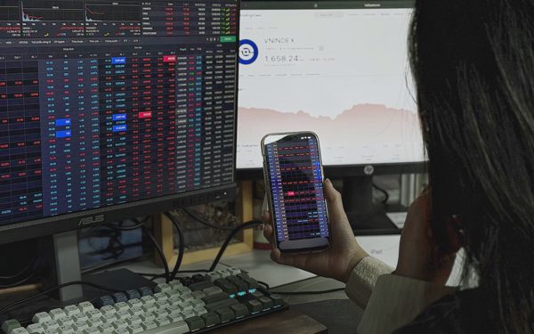 Đề xuất cho nhà đầu tư thử dùng AI đặt lệnh chứng khoán