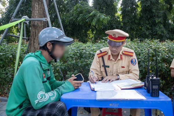 Đề xuất tạm hoãn xuất cảnh với người chưa chấp hành xong quyết định xử phạt