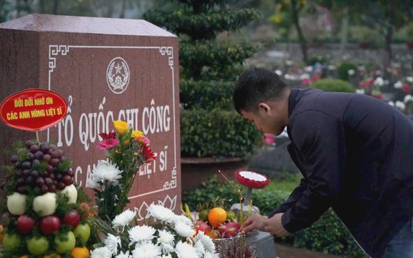 Đêm mưa, người dân vẫn lặng lẽ đến dâng hương tại Nghĩa trang Liệt sĩ TP.HCM