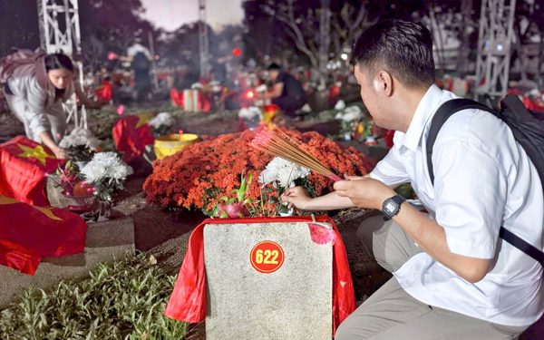 Đêm nay, nhiều người dân đến dâng hương các liệt sĩ công viên Lê Thị Riêng tại Nghĩa trang Liệt sĩ TP.HCM