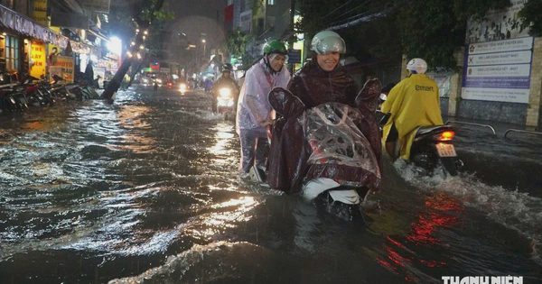 Đêm ở 'rốn ngập' phường Thạnh Mỹ Tây, TP.HCM: Chờ hơn 2 tiếng chưa dám về nhà