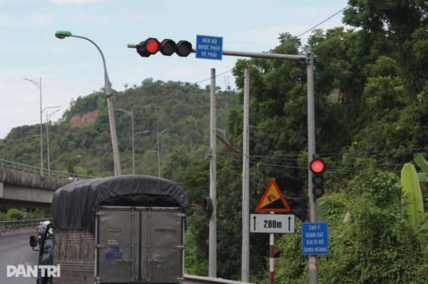 Đèn giao thông không có hệ thống đếm lùi, tài xế lo bị phạt