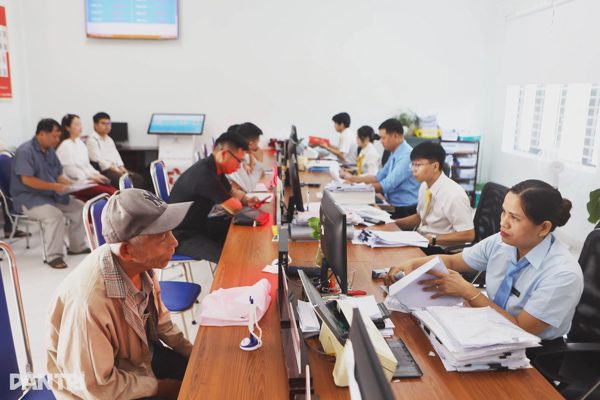 Đến phường làm thủ tục, người dân được mời cà phê miễn phí
