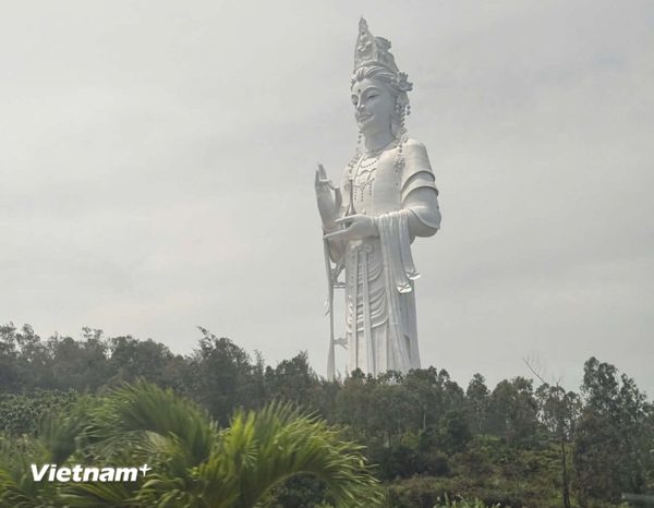 Đến Quảng Ngãi, chiêm bái tượng Phật Quan Âm cao nhất Việt Nam