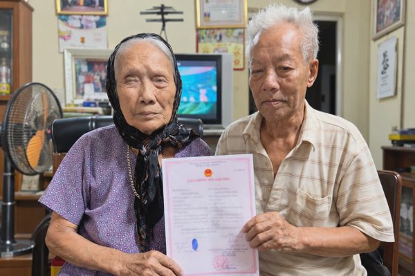 Đến tận nhà hỗ trợ cụ bà 93 tuổi đăng ký kết hôn