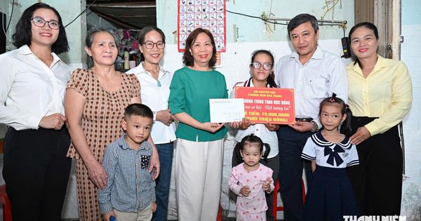 Đến từng nhà trao học bổng cho 25 học sinh, sinh viên khó khăn