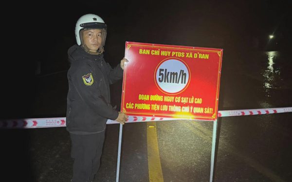 Đèo D'Ran nối Đà Lạt - Phan Rang lại sạt lở trong đêm, ôtô phải đi đường vòng