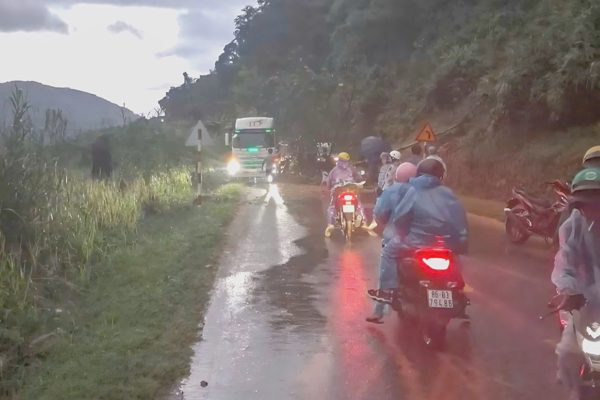 Đèo Đa Mi ở Lâm Đồng xuất hiện nhiều điểm sạt lở do mưa lớn