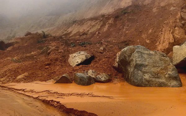 Đèo Gia Bắc lại sạt lở ngay điểm đang thi công, đề nghị cấm xe qua đèo