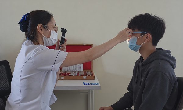 Đeo kính áp tròng cứng điều chỉnh độ cận và loạn thị