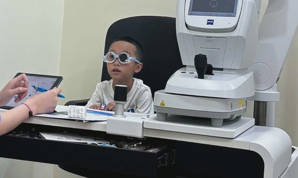 Đeo kính vẫn nhìn mờ do đâu?