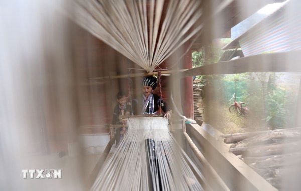Dệt thổ cẩm của người Lự ở Lai Châu: Con suối uốn lượn quanh vạt áo chàm