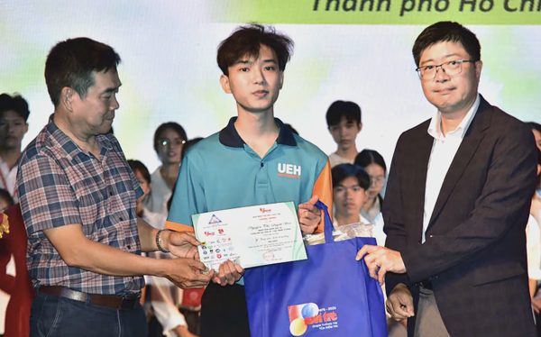 ĐH Kinh tế TP.HCM và ĐH Sài Gòn góp 15 suất học bổng Tiếp sức đến trường
