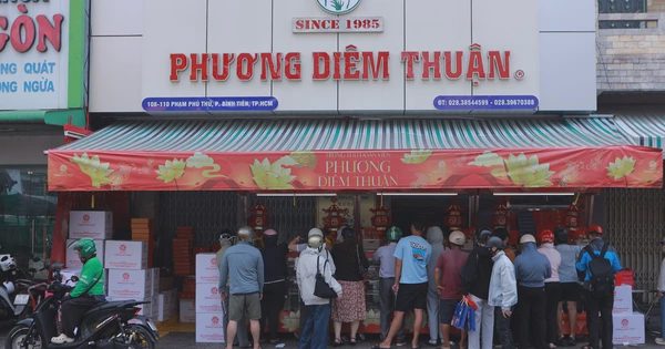 Đi 3 lần vẫn chưa mua đủ, khách xếp hàng mua bánh trung thu ở TP.HCM