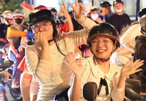 'Đi bão', người trẻ thể hiện tình yêu bóng đá, yêu nước thế nào cho văn minh?