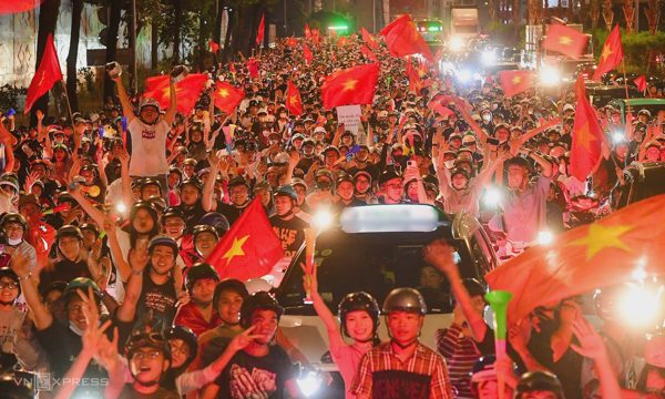 'Đi bão' xuyên đêm mừng Việt Nam vô địch