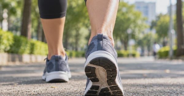 Đi bộ có giúp giảm a xít uric ở người bị gout?