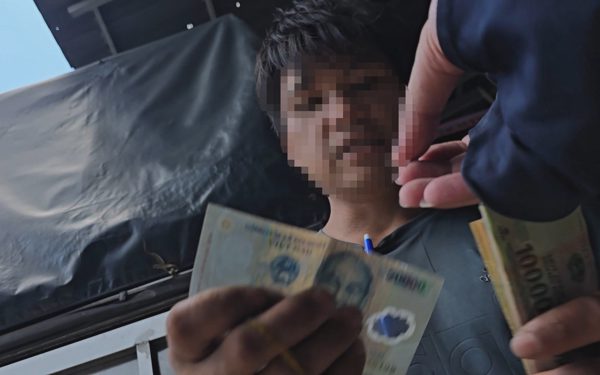 Đi bộ vào ‘chành’ xe trên đường Văn Thân gửi hàng bị thu 20.000 đồng