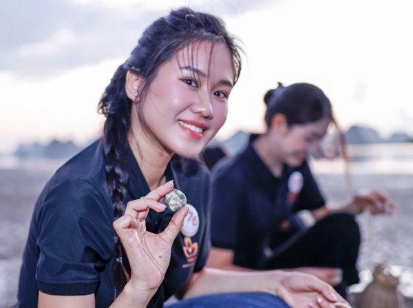 Đi chân đất cào ngao, dọn rác từ 5h sáng ở biển Vân Đồn với 53 cô gái