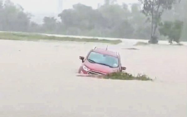 Đi đám cưới xong lái xe băng luôn qua vùng ngập nước, người dân phải giải cứu