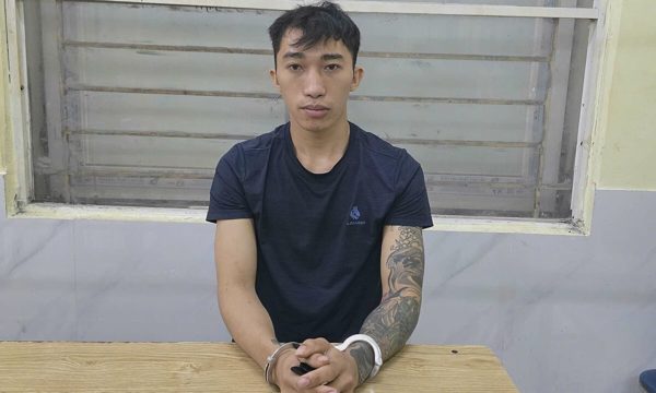 Dí dao đe dọa, cướp điện thoại của gái bán dâm ngay tại phòng