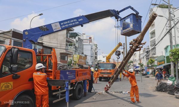 Di dời loạt trụ điện giữa đường mới mở rộng ở nội đô TP HCM